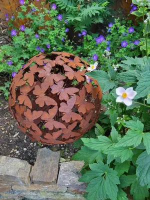Produktbild von Edelrost Kugel Schmetterlinge, 50 cm