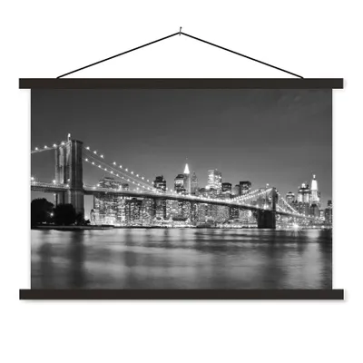 Produktbild von MuchoWow® Textilposter New York - Brücke - Brooklyn - Schwarz und weiß - Architektur 150x100 cm mit schwarzem Rahmen - Schlafzimmer