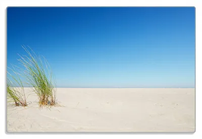 Produktbild von Wallario Frühstücksbrettchen aus Glas 20 x 30 cm mit rutschfesten Füßen, Motiv Sandstrand unter blauem Himmel