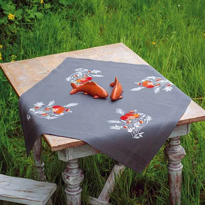 Zdjęcie produktu dla Zestaw ściegów satynowych do obrusów Vervaco "Maki", wstępnie narysowany wzór haftu, 80x80cm