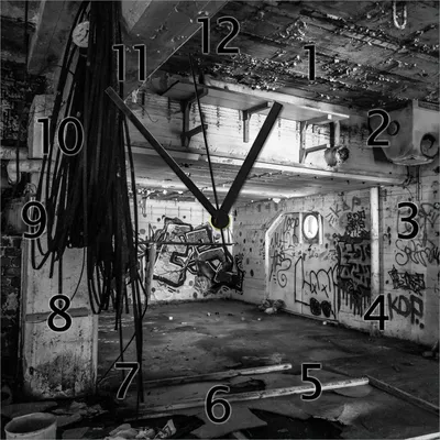 Produktbild von Wallario Design Wanduhr Alte verlassene Fabrik in schwarz weiß mit Graffiti aus Echtglas, Größe 30 x 30 cm