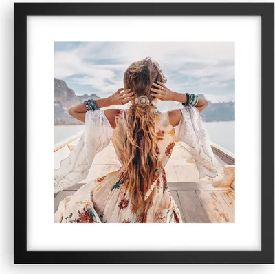 Produktbild von Gerahmtes Poster - Schwarzer Rahmen - Frau Boot Rücken - 30x30 cm - Wand Bild - Wanddeko - Wandbilder - Kunstposter - Wandposter - Bilderrahmen - Bilder - Kunstdruck - Wanddekoration - P2BAC30x30-5059
