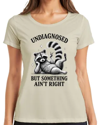 Immagine prodotto di T-shirt da donna con scritta "Undiagnosed But Something Ain't Right" (Non diagnosticato, ma qualcosa non va), con immagine di un procione. Taglia: S