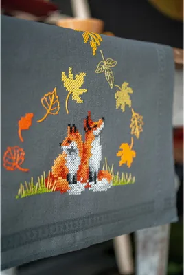 Produktbild von Vervaco Kreuzstich-Set, gestempelte Tischdecke "Füchse im Herbst", 40x100 cm, zum Selbermachen