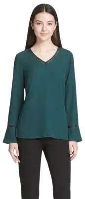 Image de Chemisier vert ample pour femme de Calvin Klein, avec un élégant col en V, taille XS