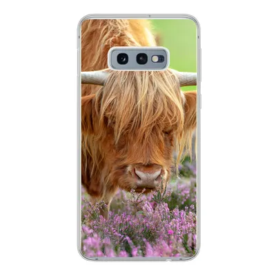 Produktbild von MuchoWow® Handyhülle Schutzhülle Hülle für Samsung Galaxy S10e Schottischer Highlander - Lila - Blumen Silikon Softcase Handy Hülle - Handy