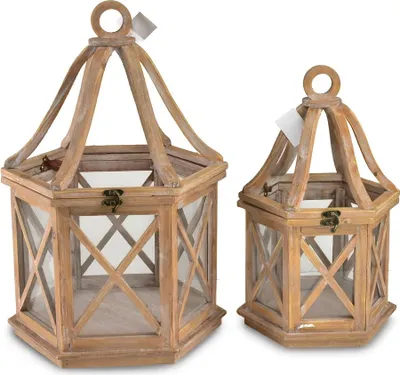 Productafbeelding van Lantaarnset hout LOKKE, bestaande uit:- Lokke Hexagon XL: 34x30x52 cm- Lokke L: 25,5x22x42 cmKleur: NaturelAantal: 2 stuks