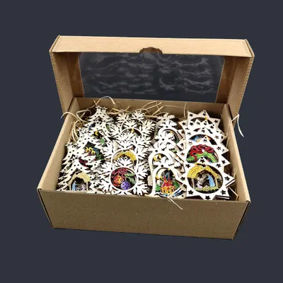 Produktbild von Holzornamente – ein Set mit 40 farbigen Holzornamenten, Größe 6 cm