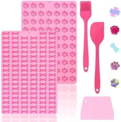 Immagine prodotto di Set di tappetini in silicone Ibenzoa® per snack e biscotti per cani, 30 x 20 cm, adatti al contatto alimentare, rosa, da -40 °C a 230 °C, con forme a osso e a zampa, include spazzola, spatola e raschietto in silicone, antiaderente, lavabile in lavastoviglie