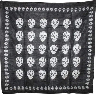 Produktbild von Baumwollschal – Totenköpfe 3 schwarz – weiß – quadratischer Stoff