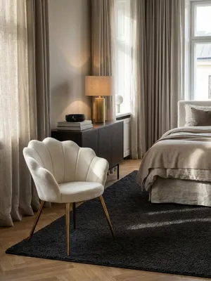 Draufsicht auf ein Esszimmer-Ensemble mit vier cremefarbenen Tulpenstühlen aus Samt, die symmetrisch um einen dunklen Esstisch auf einem texturierten Teppich arrangiert sind._#sku_SAFWL6.438#