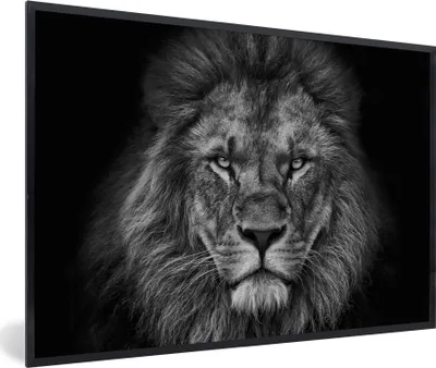 Produktbild von MuchoWow® Gerahmtes Poster Löwe - Tiere - Schwarz - Weiß 60x40 cm - Poster mit Schwarzem Bilderrahmen Wandposter Rahmen Foto Bilder - Printing - Wanddeko Schlafzimmer