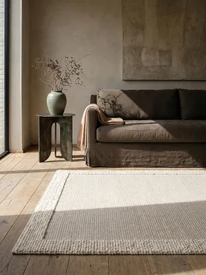 Teppich Beige-Natur rechteckig Editorial Interior als Designobjekt drapiert hochwertige Wohnaccessoires_#sku_SAF503119376530-SAF503119376531-SAF503119376532-SAF503119376533#