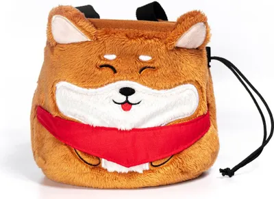 Chalk Bag in Form eines Shiba Inu; braun mit rotem Halstuch; von YY Vertical für Kletterbedarf.