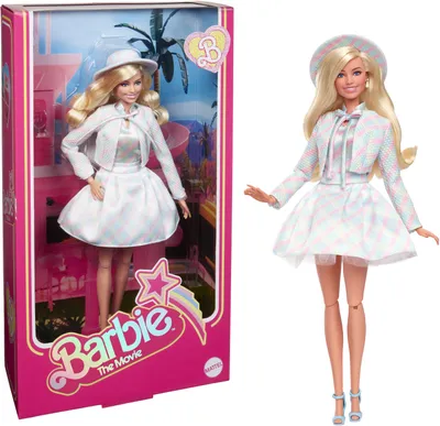 Produktbild von Barbie-Puppe zum Spielfilm, Margot Robbie in der Rolle der Barbie, Sammelpuppe mit blau-kariertem Outfit, passendem Hut und passender Jacke
