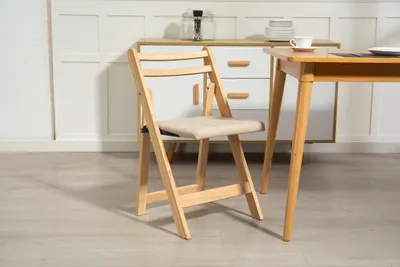 Imagen del producto de Silla plegable de madera maciza AIORBER, que ahorra espacio y es estable. Silla plegable con un asiento cómodo, ideal para salones, comedores y oficinas, color beige