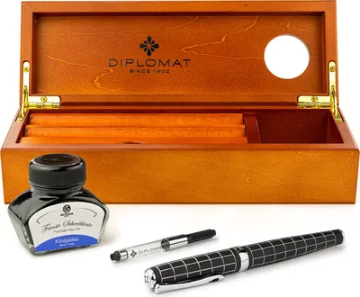 Produktbild von Füllfederhalter-Set „Diplomat Excellence A+“ mit guillochiertem Rautenmuster, schwarzer Mine und Füllfederhaltertinte in Königsblau, verpackt in einer hochwertigen Schatulle aus edlem Holz, Edelstahl-Führungsringe M