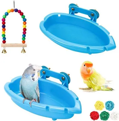 Productafbeelding van Ibenzoa® Vogelbad- en speelset voor kooien – 2 kunststof badkuipen (18,7×10×3,5 cm), kleurrijke houten schommel (10×16 cm), 5 rieten ballen, inclusief bevestigingsmoeren