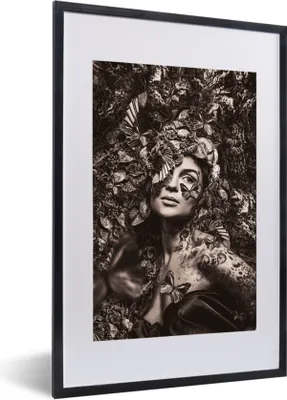 Produktbild von MuchoWow® Gerahmtes Poster Frau - Sepia - Schmetterling 40x60 cm - Poster mit Schwarzem Bilderrahmen Wandposter Rahmen Foto Bilder - Poster in Rahmen