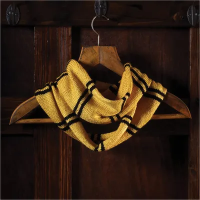 Produktbild von ThumbsUp! Harry Potter Strick-Set Rundschal Hufflepuff gelb