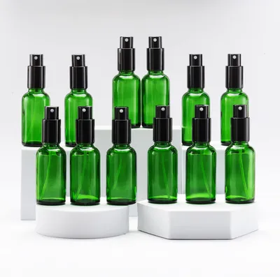 Obrázok produktu pre Zelená sklenená rozprašovacia fľaša s objemom 30 ml, vybavená rozprašovačom vytvárajúcim jemnú mlhovinu