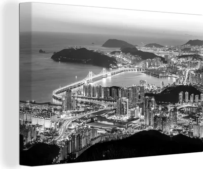 Produktbild von OneMillionCanvasses® - Leinwandbilder - 140x90 cm, Blick über ein beleuchtetes Busan in Südkorea - schwarz-weiß, Wandbilder Kunstdruck Wanddekoration