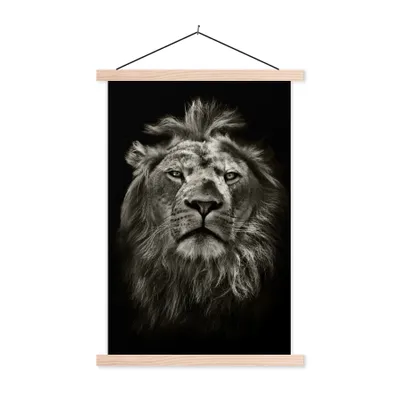 Produktbild von MuchoWow® Textilposter Löwe - Tiere - Porträt - Wildtiere - Schwarz und weiß 60x90 cm mit holzfarbenen Rahmen - Textil