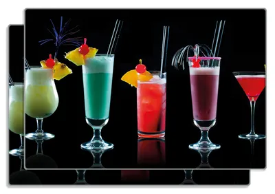 Produktbild von Wallario Frühstücksbrettchen 2er Set aus Glas, je 20 x 30 cm, mit rutschfesten Füßen, Motiv Bunte Cocktails vor schwarzem Hintergrund