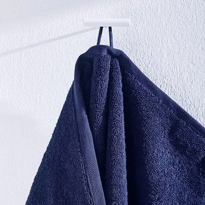 Produktbild von Unyqoos® 50 x 100 cm Luxus-Handtuch 100% Baumwolle, 550 g/m² – saugstark & weich, blau, mit Aufhänger und gesticktem Logo
