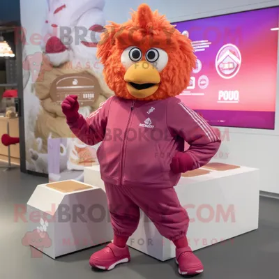 Produktbild von Maskottchen REDBROKOLY Kostümfigur mit magentafarbenem Huhn und Parmesan bekleidet mit einer Jogginghose und Broschen