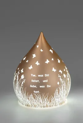 Produktbild von 1 Stück formano Deko-Tropfen in Frosty-Gold mit LED-Licht + Timer 13cm aus Farbglas in geeister Optik mit Spruch: Tue, was Du liebst..