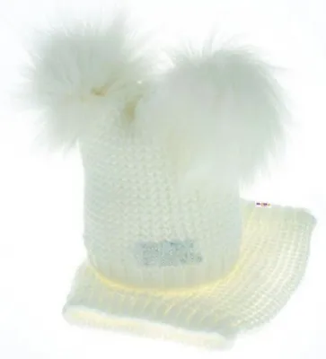 Productafbeelding van BABY NELLYS Wintermuts met sjaal - met pluizige pompons - wit