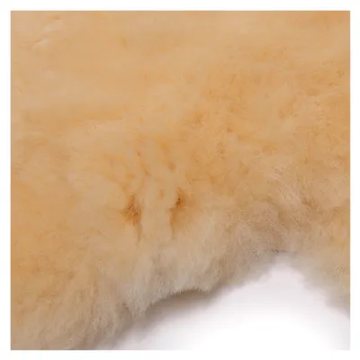 Produktbild von Baby-Lammfell – medizinisches Baby-Fell, geeignet für Kinderwagen, als Krabbelmatte oder Babyteppich. Längen +/- 65 cm, Farbe natur