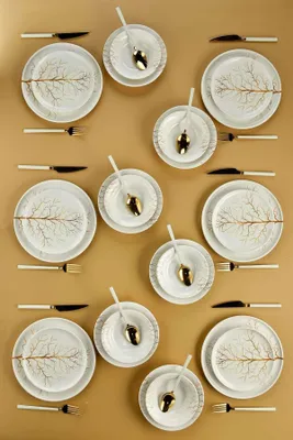 Produktbild von Hermia Concept, Hochwertiges 24-teiliges Dinner Set, 100% Keramik, Weiß und Gold | 6 Servierplatten (26x26x2,5 cm), 6 Teller (20x20x3,5 cm), 6 Schalen (16x16x4,5 cm), 6 Dessertteller (20x20x2 cm) | Spülmaschinen- und mikrowellenfest.