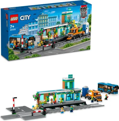 Produktbild von LEGO City Bahnhof, Spielzeug mit Schienen-LKW, Straßenplatte, Schienensegmenten, Spielzeugbus und Minifiguren, Geschenk für Kinder, Jungen und Mädchen, kombinierbar mit anderen Sets 60335