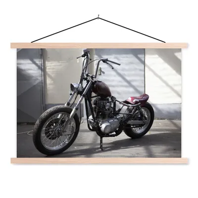 Produktbild von MuchoWow® Textilposter Ein altmodisches Chopper-Motorrad 120x80 cm mit holzfarbenen Rahmen - Aufhängeset