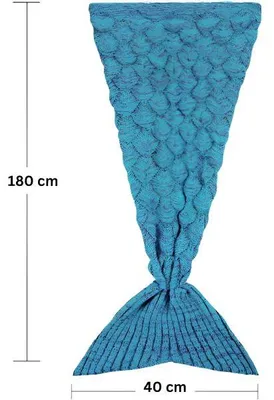 Blaugrüne gestrickte Meerjungfrau-Schwanzdecke mit Schuppenmuster, zeigt ihre 180 cm Länge und 40 cm Breite an der Schwanzflosse