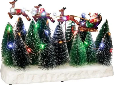 Produktbild von LED Szenerie Konstsmide Weihnachtsschlitten über Wald H 21,5 cm Zuleitungslänge 1,8 m 32 LEDs Lichtfarbe bunt batteriebetrieben inkl. 8 Stunden Timer
