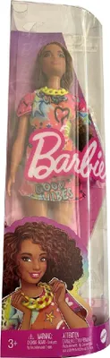 Immagine prodotto di Mattel HPF77 Barbie sportiva con capelli ricci castani, mini abito e accessori, per bambini