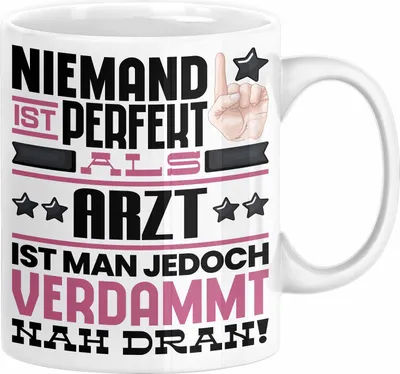 Produktbild von Arzt Geschenk Tasse Lustige Geschenkidee für Arzt Geburtstag Kaffee-Becher Niemand Ist Perfekt Aber Als Arzt Ist Man Nah Dran (Weiß)