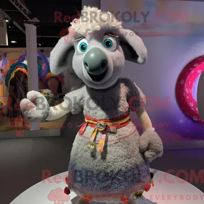 Produktbild von Graues REDBROKOLY Schaf-Maskottchenkostüm mit Cocktailkleid und Armbändern