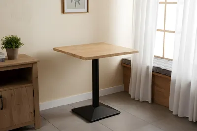 Produktbild von Bistrotisch Joan | 60 x 60 cm eckig | Holz | Farbe: Eiche | Gerade Kante | silbernes eckiges Säulengestell aus Metall | Säulentisch/Esstisch für Küche, Café & Essbereich