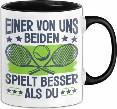 Produktbild von Tennis Tasse Geschenk Spruch Für Volleyball-Spieler Einer Von Uns Beiden Spielt Besser Als Du Becher (Schwarz)