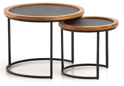 Zweiteiliges Couchtisch-Set mit runden Mangoholz-Tischplatten und anthrazitfarbenem Metallgestell, gestaffelt angeordnet.