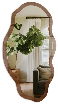 Produktbild von Asymmetrischer Wandspiegel mit Druck – 90x45 cm – unregelmäßige organische Form – moderner Dekospiegel – für Wohnzimmer, Flur und Schlafzimmer - Braunes Holz, KI-generiertes Bild