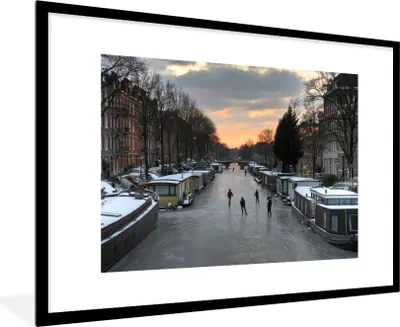 Produktbild von MuchoWow® Gerahmtes Poster Amsterdam - Schlittschuhlaufen - Winter 90x60 cm - Poster mit Schwarzem Bilderrahmen Wandposter Rahmen Foto Bilder - Wanddekoration - Fotos