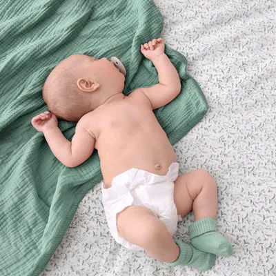 Immagine prodotto di Coperta per bambini e neonati Unyqoos® in mussola di cotone, morbida e traspirante, a 4 strati, di dimensioni 120 x 120 cm, ideale per neonati e bambini piccoli