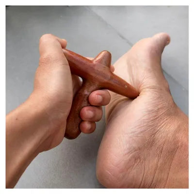 Produktbild von Massageholz Set (4 Teile): 1 x Stäbchen + 1 x Kreuz + 2 DIN A4 Plakate Selbst-Massage Triggerpunkte aus Echt-Holz