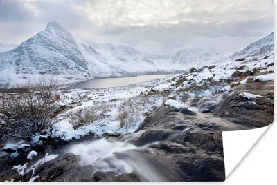 Produktbild von MuchoWow® Poster Fluss im Schnee in den Bergen von Snowdonia in Wales 180x120 cm - Fotoplakat
