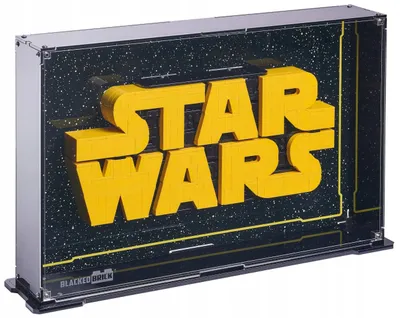 Image de Vitrine noire pour LEGO® 75407 Star Wars – Star Wars™, avec fond imprimé, représentant le logo Star Wars™ reconstitué avec des briques LEGO